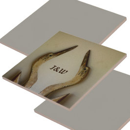 Azulejo Dos garzas aleteadas con la costa de las iniciales