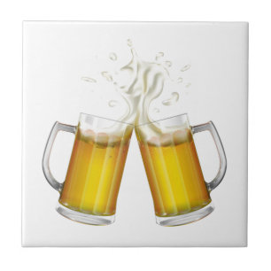 Azulejo Dos tazas con una cerveza ligera.
