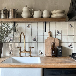 Azulejo Downy Woodpecker en vuelo