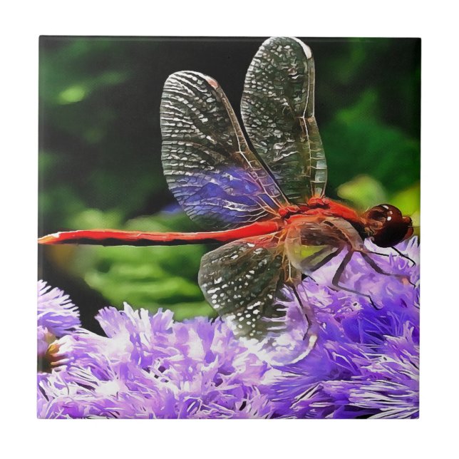Azulejo Dragonfly rojo sobre las flores violetas moradas (Frente)