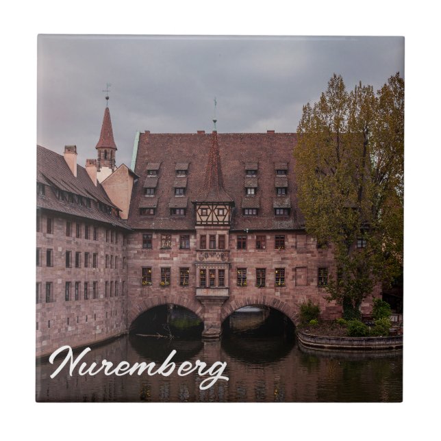 Azulejo Edificio histórico al atardecer en Nuremberg, Alem (Frente)