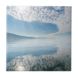 Azulejo EE. UU., Alaska, Bahía Freshwater. Nubes Reflejada