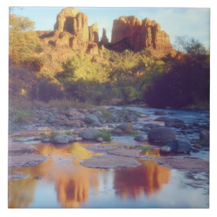 Azulejo EE. UU., Arizona, Sedona. Cathedral Rock reflejand