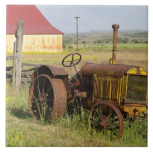Azulejo EE. UU., Oregón, Shaniko. Tractor viejo oxidado en