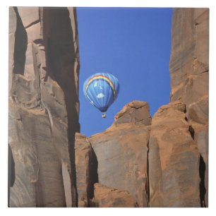 Azulejo EE. UU., Utah, Valle de los Monumentos. Un globo a