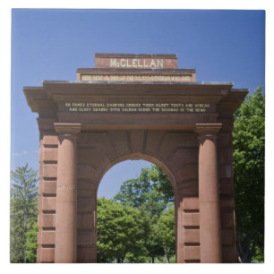 Azulejo EE. UU., VA, Arlington. Puerta McClellan en Arling