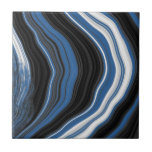 Azulejo Efecto Agate, negro, blanco y azul<br><div class="desc">Esta llamativa baldosa con efecto de mármol muestra un audaz diseño digital de ágate con corrientes de remolinos azules, negros y blancos, creando un aspecto dinámico y contemporáneo. Es una excelente elección para los cuartos de baño modernos o como acento destacado en un dormitorio infantil. El patrón abstracto y las...</div>