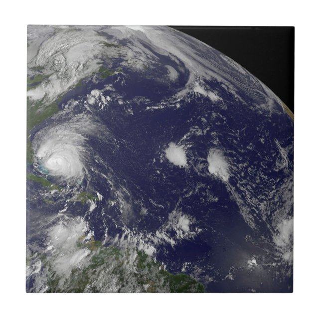 Azulejo El Huracán Irene Se Desplaza Por Las Bahamas. (Frente)