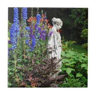 Azulejo El jardín florido del delfinio azul y la estatua