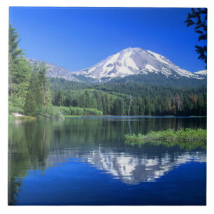 Azulejo El Mt. Lassen se eleva sobre el lago Manzanita