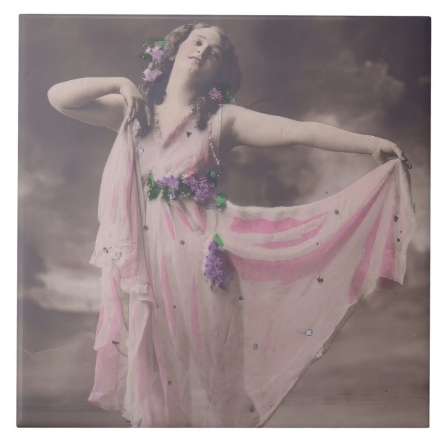 Azulejo Elegancia vintage en vestimenta floral rosa (Frente)