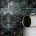 Azulejo Elegante azul gris oscuro intrincado Swirls y bucl<br><div class="desc">Esta cerámica tiene un diseño intrincado que llama la atención inmediatamente. La baldosa está decorada con motivos circulares, cada uno de ellos compuesto de delicados remolinos y bucles, creando un efecto que recuerda a las mandalas ornamentales. El color base de la baldosa es gris oscuro y profundo, que sirve de...</div>