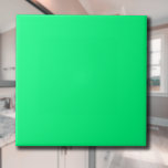 Azulejo Elegante color verde de neón macizo minimalista<br><div class="desc">El elegante patrón minimalista de color verde de primavera neonatal es un diseño llamativo y moderno que capta la vitalidad y la energía de los tonos neones. Este tono audaz y sofisticado de primavera verde irradia frescura, lo que lo convierte en una elección perfecta para la estética contemporánea. La naturaleza...</div>