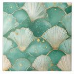 Azulejo Elegante cubierta cerámica costera y dorada<br><div class="desc">Disfrute de la tranquilidad del océano en su casa con este lujoso azulejo de cerámica con un diseño de conchas acuáticas inspiradas en el agua. El diseño se caracteriza por sus suaves verduras de marisco, sus tonos turquesa y acuático, realzados con delicadeza por sus líneas doradas resplandecientes y sus sutiles...</div>
