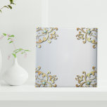 Azulejo Elegante Fancy Gold Ornate Borde Barroco Filigree<br><div class="desc">Una exquisita cerámica decorativa, con un diseño cautivador. Un sofisticado borde de imitación de oro adorna con gracia la periferia, delicadamente acentuado por fascinantes gemas turquesas. Esta baldosa, situada en un lujoso telón de fondo metálico plateado, destila un encanto intemporal, lo que la convierte en un complemento perfecto a tu...</div>
