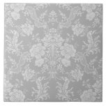 Azulejo Elegante Moda romántica floral Damasco-gris<br><div class="desc">Elegante diseño adamascado floral de inspiración vintage con flores color gris pastel monocromo claro-oscuro,  rollitos frondosos y bolsitas de delicadas cintas de encaje. Este patrón es fluido y puede ampliarse o reducirse.</div>