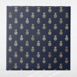 Azulejo Elegante Navy Blue Gold Pineapple<br><div class="desc">Baldosa azul marino con piña dorada. El código hexadecimal para el azul marino es #202A44.</div>