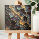 Azulejo Elegante piedra de marrón de tierra y abstracto de<br><div class="desc">Con esta exquisita cerámica decorativa podrá realzar su decoración, con un diseño cautivador que imita las formaciones de piedra natural. El intrincado patrón muestra una red de formas interconectadas, resaltadas por delicadas líneas doradas tipo vena. La rica paleta de colores tierra incluye ciruelas profundas, sutiles violetas y cálidos tonos ámbar,...</div>