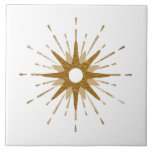 Azulejo Elegante Starburst Gold | Grande<br><div class="desc">Baldosas decorativas de inspiración moderna de mediados del siglo XX con estreno de oro retro vintage que sirven de punto focal, complementadas con elementos modernos de diseño estelar. Diseño sencillo y limpio de starburst en una paleta de colores dorados y blancos. Un diseño de una colección de coordinación. Diseñado como...</div>