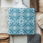 Azulejo Elegante Verde azulado Patrón portugués Simétrico<br><div class="desc">Este elegante patrón Verde azulado portugués, azulejos simétricos de cerámica blanca, presenta un patrón vintage de intrincados motivos florales verde azulados y blancos, perfectamente simétricos para traer un sentido de equilibrio y armonía a cualquier espacio. Con sus refinadas formas geométricas ornamentales, esta baldosa emana una estética lujosa y sofisticada, ideal...</div>
