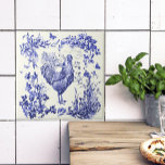 Azulejo Elegante y elegante gallo de gallo azul floral<br><div class="desc">Grabado antiguo / antiguo de piedra vintage / grabado de un gallo rocoso de Plymouth en corona de plantas,  flores,  insectos y mariposas hechos en un patrón de tela sin fisuras,  perfecto para decoración de estilo rústico de moda y decoración casera</div>