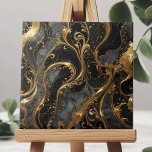 Azulejo Elegantes negras y doradas con acentos de mármol<br><div class="desc">Esta exquisita baldosa presenta un diseño opulento que combina a la perfección la sofisticación con el estilo artístico. El fondo es un negro rico y profundo, adornado con complejos remolinos y florecientes en oro brillante. Los acentos dorados se detallan meticulosamente, creando una sensación de movimiento y elegancia que capta el...</div>