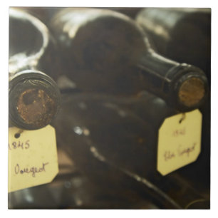 Azulejo En la bodega subterránea: botellas tumbadas en