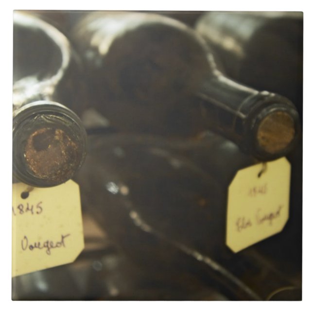 Azulejo En la bodega subterránea: botellas tumbadas en (Frente)