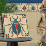 Azulejo Escarabajo egipcio Art Deco Scarab<br><div class="desc">El escarabajo egipcio Art Deco Scarab Tile cerámico presenta colección de herencia egipcia, inspirada en la belleza eterna del antiguo Egipto. Con una sorprendente combinación de colores tradicionales rojo, azul y arena, estas baldosas le aportan un toque de historia y elegancia a su hogar. Perfectas tanto para las cocinas como...</div>