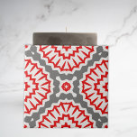 Azulejo Espectacular patrón rojo blanco de la etnia marroq<br><div class="desc">Diseño de baldosas cerámicas modernas y vibrantes,  con un patrón impecable de formas geométricas en rojo y blanco sobre un fondo gris.</div>