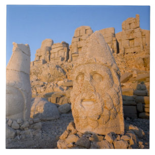 Azulejo Estatuas de cabezas colosales de dioses que guarda