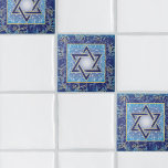 Azulejo Estrella judía judía de David Ceramic Tile<br><div class="desc">Festividades judías Estrella de David Blue, Navy y Gold Cocktail Ceramic Tile Baldosa de cerámica de diseño con la estrella de David en el centro con toques de oro. La Estrella de David está rodeada por un rico filigrio. ¡Un regalo perfecto para los hogares judíos y los bodas judíos! Bat...</div>