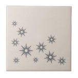 Azulejo Estrellas de cerámica de estallidos plateados de m<br><div class="desc">Diseño de inspiración moderna de mediados del siglo XX con estallidos de plata retro vintage en un diseño orgánico sobre un fondo de color hueso claro. Diseño sencillo y moderno.</div>