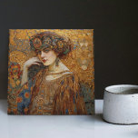 Azulejo Fase dorada Gustav Klimt Mosaic Edwardian Mujer<br><div class="desc">Esta hermosa cerámica cuenta con una obra de arte inspirada en la "fase dorada" de Gustav Klimt, que representa a una mujer de la era eduardiana. Durante este periodo, Klimt estaba fascinado con los mosaicos bizantinos y desarrolló su técnica de mosaicos usando hojas de oro y colores vibrantes. Esta obra...</div>