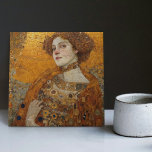 Azulejo Fase dorada Gustav Klimt Mosaic Edwardian Woman C<br><div class="desc">Esta hermosa cerámica cuenta con una obra de arte inspirada en la "fase dorada" de Gustav Klimt, que representa a una mujer de la era eduardiana. Durante este periodo, Klimt estaba fascinado con los mosaicos bizantinos y desarrolló su técnica de mosaicos usando hojas de oro y colores vibrantes. Esta obra...</div>