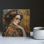 Azulejo Fase dorada Gustav Klimt Mosaic Edwardian Woman C<br><div class="desc">Esta hermosa cerámica cuenta con una obra de arte inspirada en la "fase dorada" de Gustav Klimt, que representa a una mujer de la era eduardiana. Durante este periodo, Klimt estaba fascinado con los mosaicos bizantinos y desarrolló su técnica de mosaicos usando hojas de oro y colores vibrantes. Esta obra...</div>