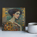 Azulejo Fase dorada Gustav Klimt Mosaic Edwardian Woman C<br><div class="desc">Esta hermosa cerámica cuenta con una obra de arte inspirada en la "fase dorada" de Gustav Klimt, que representa a una mujer de la era eduardiana. Durante este periodo, Klimt estaba fascinado con los mosaicos bizantinos y desarrolló su técnica de mosaicos usando hojas de oro y colores vibrantes. Esta obra...</div>