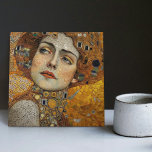Azulejo Fase dorada Gustav Klimt Mosaic Edwardian Woman C<br><div class="desc">Esta hermosa cerámica cuenta con una obra de arte inspirada en la "fase dorada" de Gustav Klimt, que representa a una mujer de la era eduardiana. Durante este periodo, Klimt estaba fascinado con los mosaicos bizantinos y desarrolló su técnica de mosaicos usando hojas de oro y colores vibrantes. Esta obra...</div>