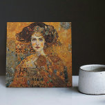 Azulejo Fase dorada Gustav Klimt Mosaic Edwardian Woman C<br><div class="desc">Esta hermosa cerámica cuenta con una obra de arte inspirada en la "fase dorada" de Gustav Klimt, que representa a una mujer de la era eduardiana. Durante este periodo, Klimt estaba fascinado con los mosaicos bizantinos y desarrolló su técnica de mosaicos usando hojas de oro y colores vibrantes. Esta obra...</div>