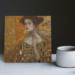 Azulejo Fase dorada Gustav Klimt Mosaic Edwardian Woman C<br><div class="desc">Esta hermosa cerámica cuenta con una obra de arte inspirada en la "fase dorada" de Gustav Klimt, que representa a una mujer de la era eduardiana. Durante este periodo, Klimt estaba fascinado con los mosaicos bizantinos y desarrolló su técnica de mosaicos usando hojas de oro y colores vibrantes. Esta obra...</div>