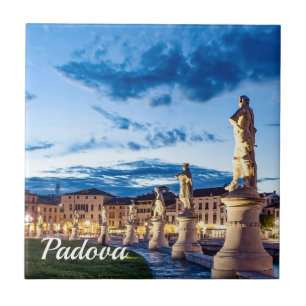 Azulejo Fila de estatuas iluminadas en Padova