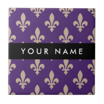Fleur de Lis, beige sobre púrpura, Real, Tu Nombre