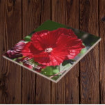 Azulejo Flor de Hibiscus Bloom<br><div class="desc">Baldosa cerámica con la foto de una impresionante flor de pantano rojo Hibiscus. ¡Un bonito diseño floral! Seleccione su tamaño de mosaico. ¡Hace un gran trivet de cocina!</div>