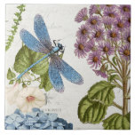 Azulejo Flor silvestre de la libélula botánica de la vinta<br><div class="desc">#2 de 5 imágenes coordinadas en mosaico. Flor azul brillante de libélula y una flor de mamá lavanda con glorias matutinas blancas y un vistazo a la flor de una hidragea azul sobre ephemera de escritura de escritura de escritura en collage e imágenes publicitarias antiguas sobre un fondo crema suave,...</div>