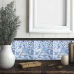 Azulejo Floral azul de cabaña francesa máxima<br><div class="desc">Con un romántico diseño floral azul de doble tónica estos azulejos maximalistas recuerdan a las casas de campo francesas y a los espacios acogedores. Una adición única a los retoños de cocina o baño.</div>