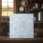Azulejo Floral azul turbia de cabaña francesa<br><div class="desc">Con un romántico diseño floral azul polvoriento,  estas baldosas recuerdan a las casas de campo francesas y a los espacios acogedores. Una adición única a los retoños de cocina o baño.</div>