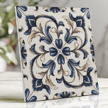 Azulejo Floral azul y beige<br><div class="desc">El embaldosado de estilo vintage presenta unos intrincados cuadros florales azules y beige en un entorno cremoso. El diseño fluido y el patrón simétrico exudan encanto y sofisticación intemporal,  lo que lo hace ideal para chispas,  muros de acento o elegantes proyectos de decoración interior.</div>