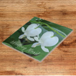 Azulejo Floral de corazón sangrante blanco<br><div class="desc">¡Para los aficionados a las plantas y la jardinería! Baldosa cerámica que presenta una imagen fotográfica de flores sangrantes del corazón puras y blancas. ¡Un bonito diseño floral! Seleccione su tamaño de mosaico. ¡Hace un trivet de cocina de bonito!</div>