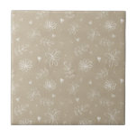 Azulejo Floral Granja Simple Tan Beige Cerámica Tile<br><div class="desc">Flores blancas dibujadas a mano y hojas sobre un fondo de granja de color tostado/beige neutro. 100% de satisfacción del cliente con "Zazzle" todos los días.</div>