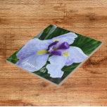 Azulejo Floral japonesa Iris Bloom<br><div class="desc">Baldosa cerámica que muestra la imagen de una flor japonesa del iris con colores púrpura,  blanco y pétalo amarillo. ¡Un bonito diseño floral! Seleccione su tamaño de mosaico. ¡Hace un trivet de cocina de bonito!</div>